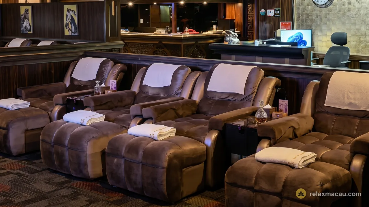 Macau sauna lounge at The Excellent Sauna: a row of brown recliners, a folded white towel on every footrest and white covers over the headrests