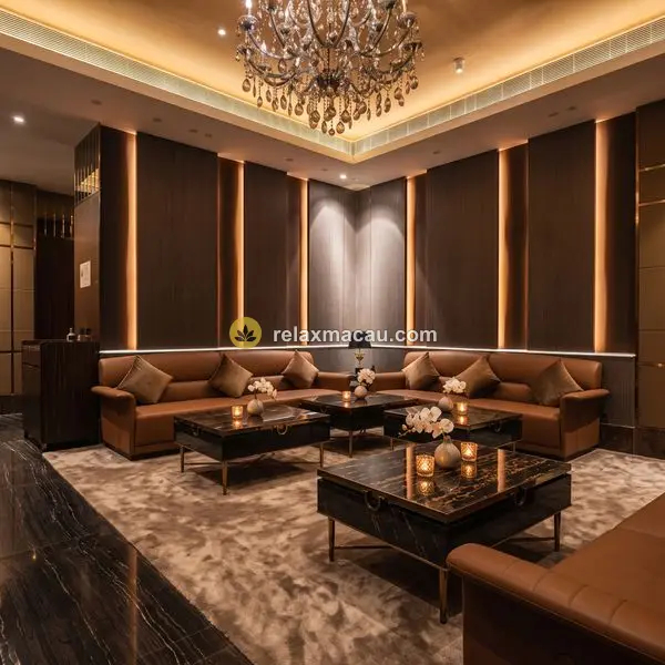 Clube Rio main lounge — crystal chandelier and leather sofas